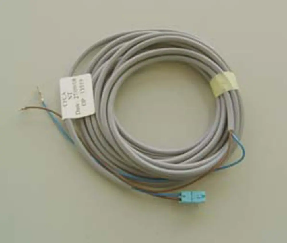 Graues Kabel, gewickelt, mit zwei Freilen, einem Steckverbinder und einer Beschriftung. Geeignet für die Verkabelung von Titananoden, Marke Remeha.